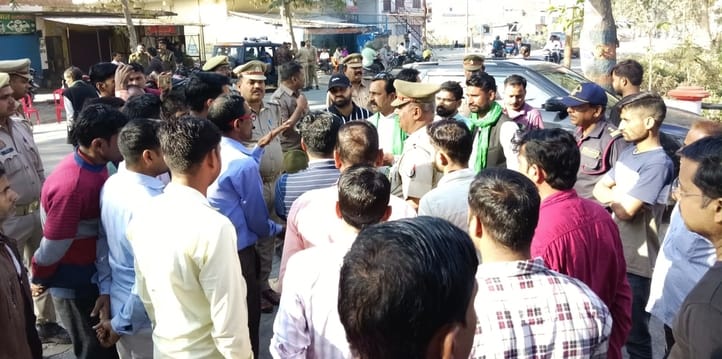 Farmers' organization gheraoed the gas plant