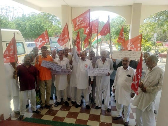 There is a shortage of doctors in the health center, angry people protested outside the hospital