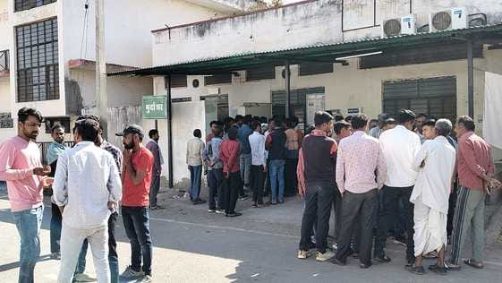 ग्लास फैक्ट्री में श्रमिक की मौत के बाद जमा हुए लोग।