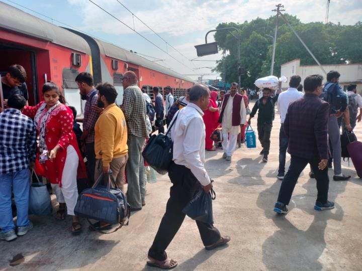 Foreigners started returning to work, crowd increased at railway station