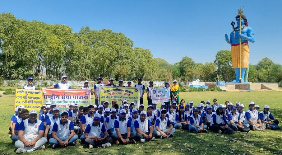 Volunteers did voluntary work in the college to create awareness about road safety