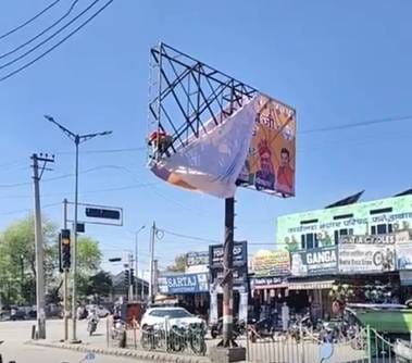 Supporters of the newly appointed BJP district president put up hoardings, the city council got them removed
