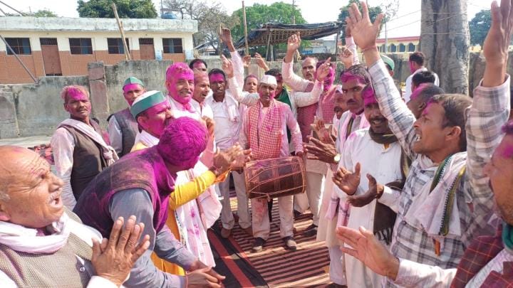 Farmers sang Holi songs in the Holi Milan function