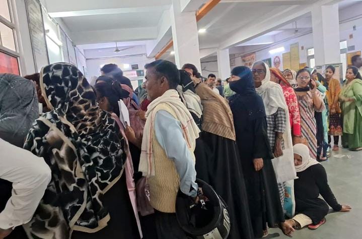 When the number of patients increased, there was a scuffle from the prescription counter to the doctor's room