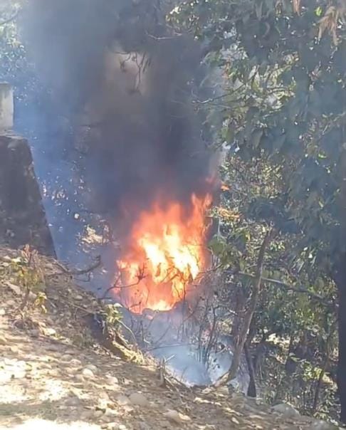 जम्मू-पूंछ राष्ट्रीय राजमार्ग पर अखनूर थानाक्षेत्र में सड़क दुर्घटना में आग की चपेट में कार।