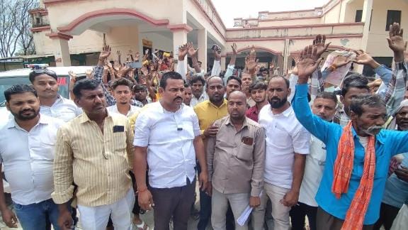 Angry villagers protested on Tehsil Day after their names were removed from ration cards