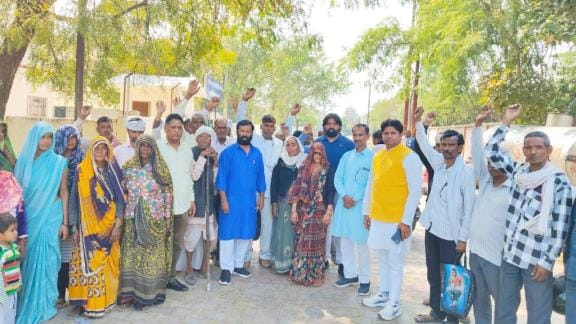 32 logon ke khilaaph riport hone par doosare paksh ne kalektret par kiya pradarshan