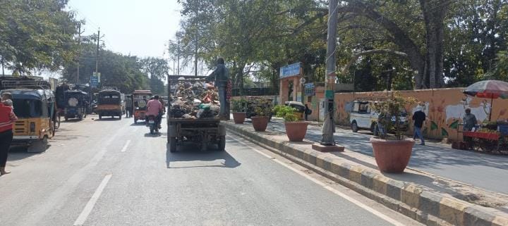 jala rahe to kaheen bina dhake hee le ja rahe kooda
