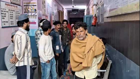 Sticks and stones were pelted between two sides, six injured