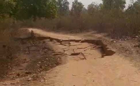 People are risking their lives to go to the weekly market, 8 feet deep ditch on the footpath