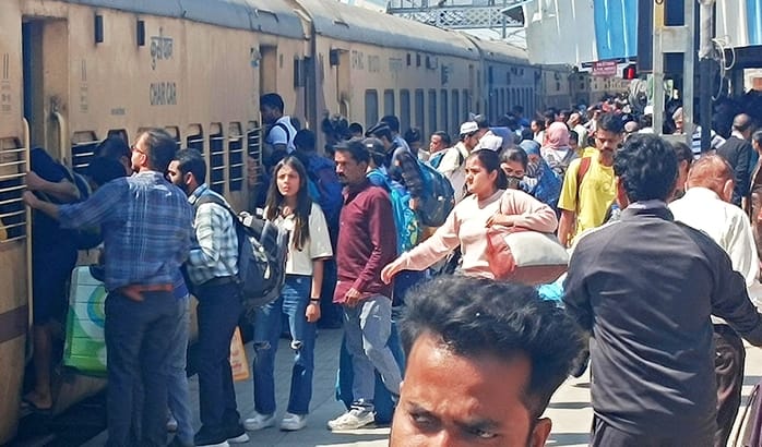 Crowd of passengers gathered, it became difficult to get a seat in the train