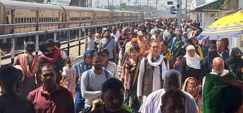 Pressure of devotees increased, there was a fight to get a seat in the train