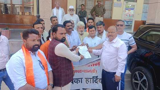 Farmers protested at the Collectorate and demanded payment of sugarcane price
