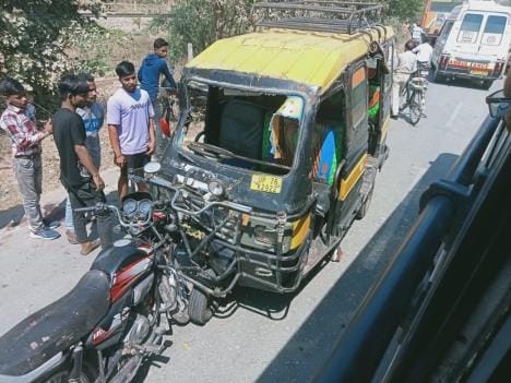 Bike rider woman and innocent child died in collision with tempo, couple is serious