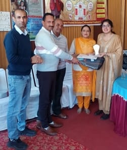 Uma Sharma honored for opening the maximum number of accounts in a month at Barthin Post Office