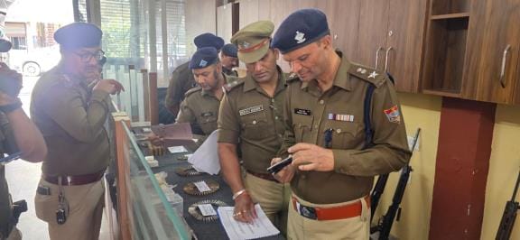 SP City made the policemen open their weapons