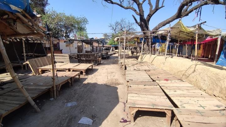 There are no tin sheds on the shops in Bardahiya market.