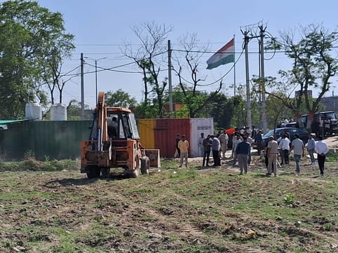 Bulldozers were run on 40 illegal encroachments, corporation team opposed