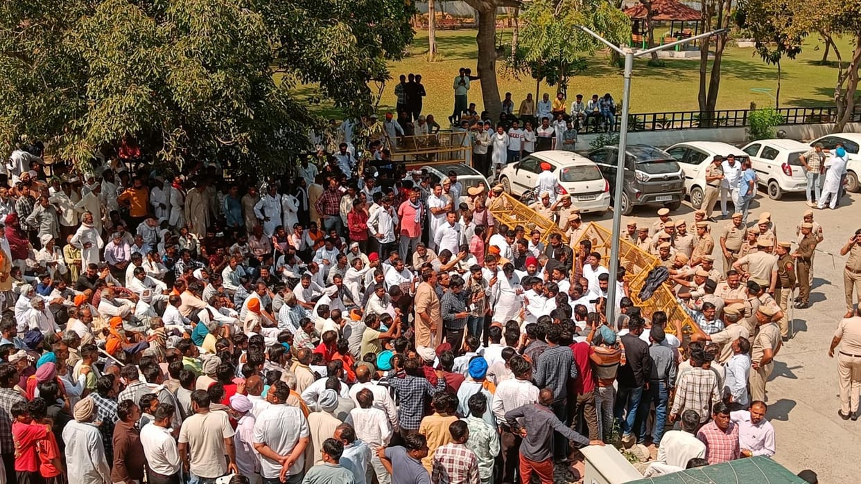 Sarpanchs and villagers surrounded the mini secretariat, two constables and home guards were present at the line
