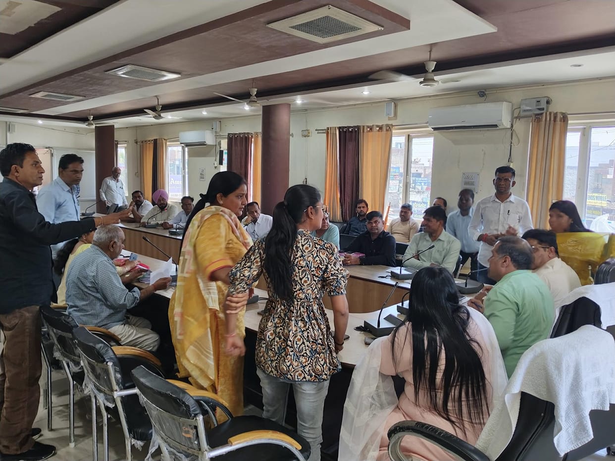 Councilors said- officers don't do our work, take action, Pradhan said- I don't have the power