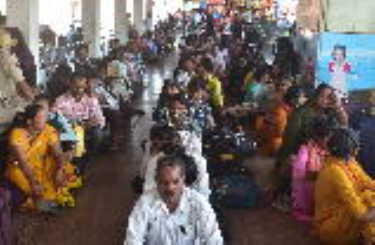 Gorakhpur News: Passengers boarded trains in a queue, there was no chaos