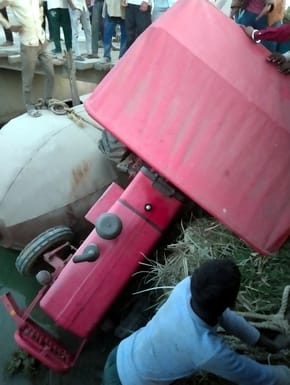 Tractor fell into Ganga from pontoon bridge, driver jumped