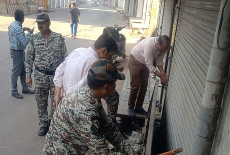 Municipal Corporation sealed 26 shops of defaulters