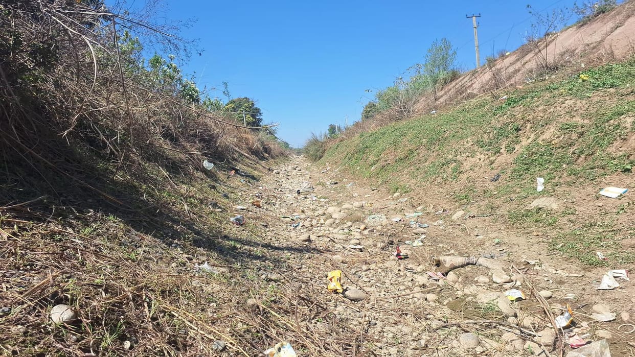 In the name of cleaning the Ravi-Tawi canal, only bushes were cut, water is not reaching the last end