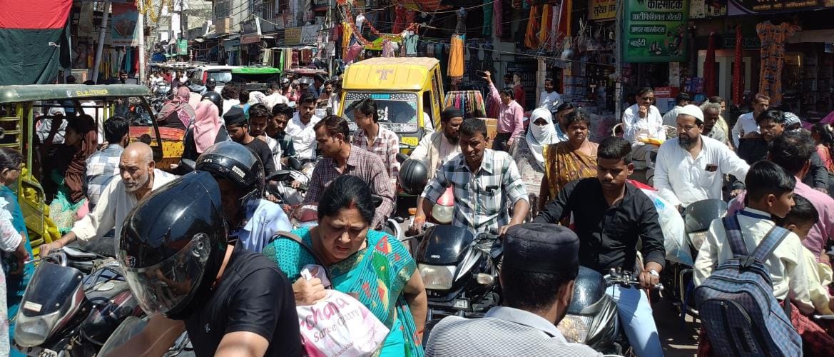 The city is trapped in encroachment, even walking is difficult
