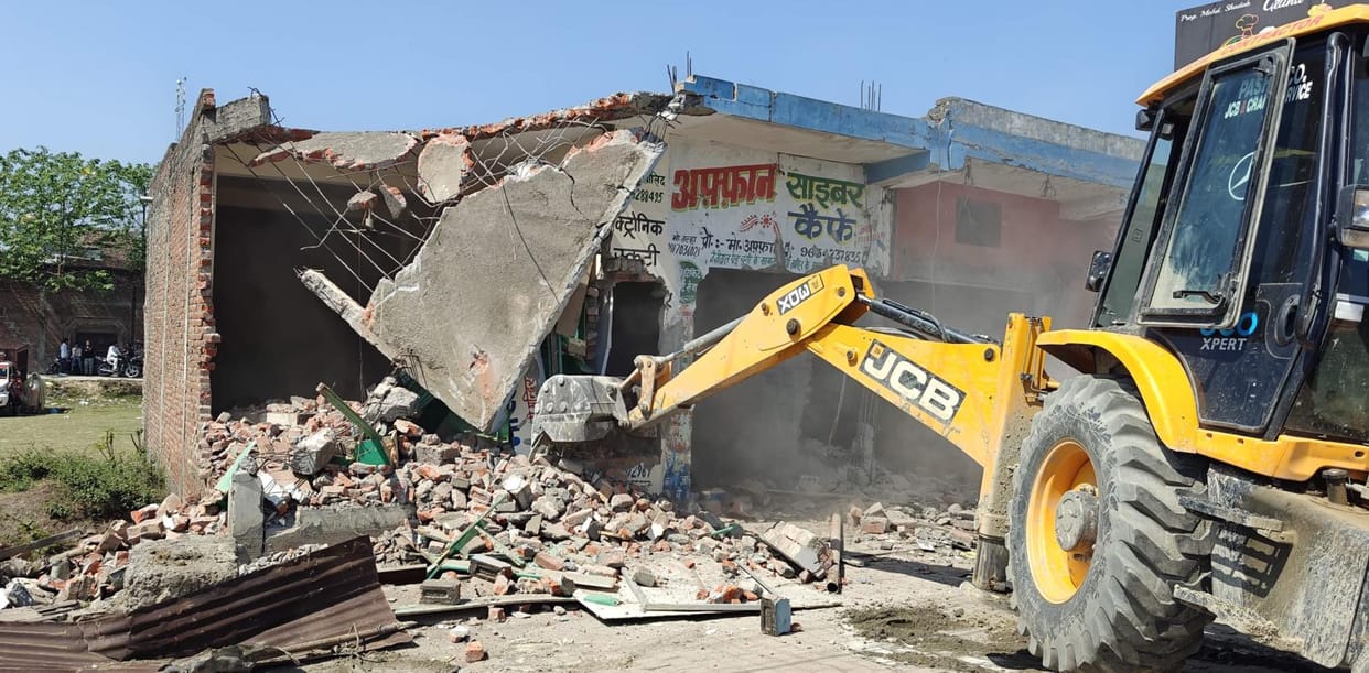 Bulldozers ran on shops built on the land of the irrigation department
