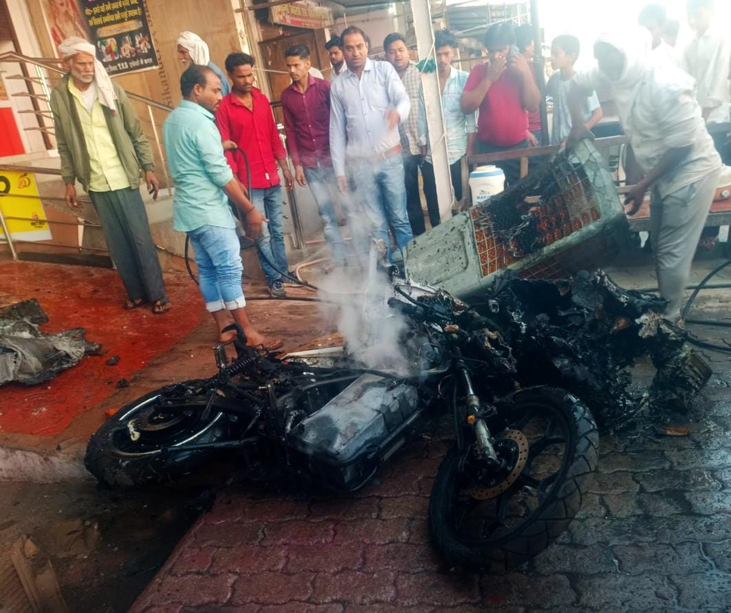 Fire broke out in bike and electronic showroom