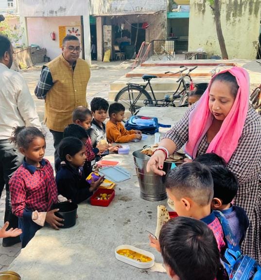 Had mid day meal with children, Punjab State Food Commission members inspected schools