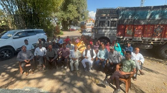 Vivek Kumar heard the problems in Bagdu village