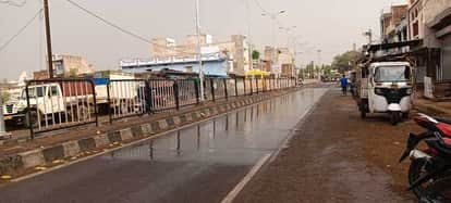 बारिश में भीगी सड़क