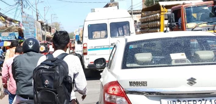 Shops in no vending zone, people troubled by traffic jam