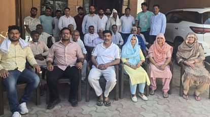 -फोटो 61 : बैठक में मौजूद सरपंच मुकेश व अन्य। विज्ञप्ति