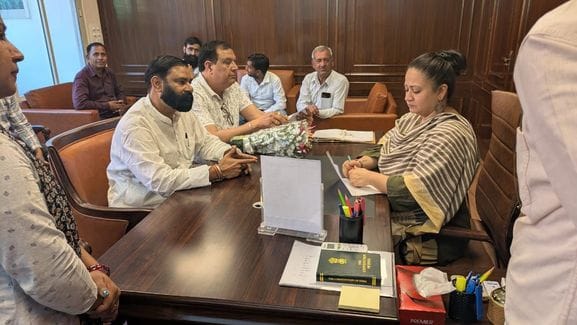 Councillors met the Health Minister demanding a sports stadium in Kanina