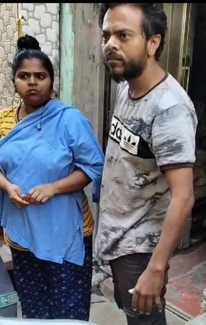 The team that came to cut off the electricity was treated rudely, the family ran to beat them in anger