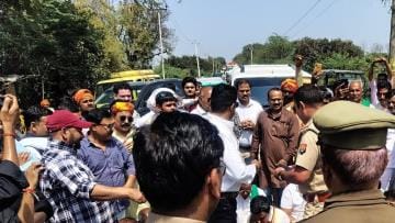 Farmers protested after being stopped from attending Mahapanchayat, Sikandrarao road blocked