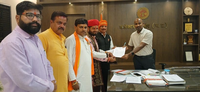 ज्ञापन देते हुए पदाधिकारी