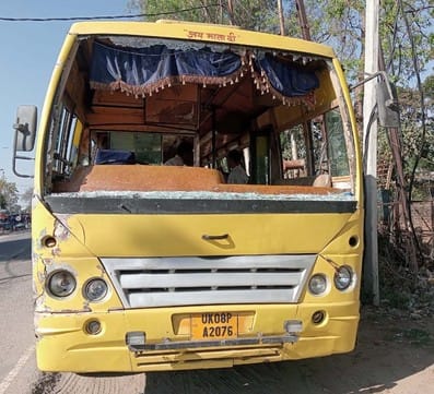 Car riders beat up bus driver, snatched Rs 26,000