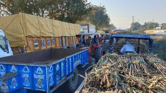 Sugarcane tractor-trolleys caused a huge jam on the Lipulekh-Bhind highway