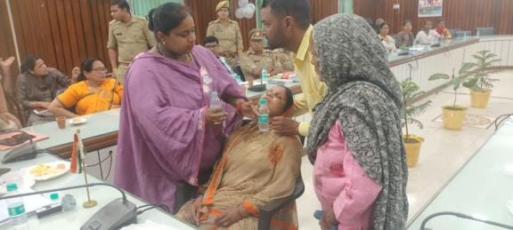 The women burst into tears after expressing their pain in front of the women commission member