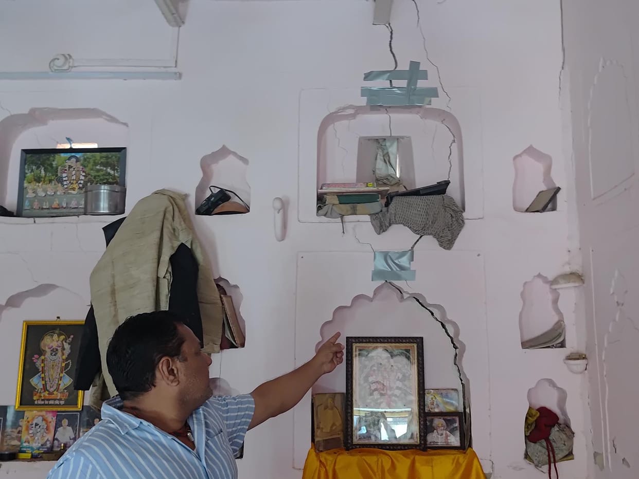 itanee jhuk gaee deevaar...doosare ke makaan mein ghusane ko taiyaar