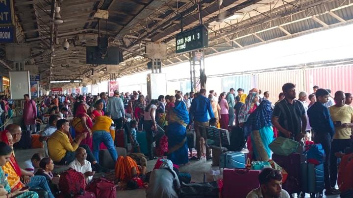Special trains are running 5 hours late, superfast trains are also running slow