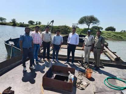 Neemuch Action by Mineral Department four fighter machines four boats tractor-trolleys filled with sand seized