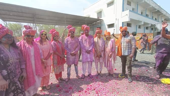 पुलिस लाइन में पुलिसकर्मियों ने मनाई होली