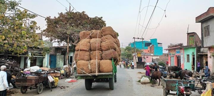 Tractor-trolleys laden with tobacco are passing without paying GST
