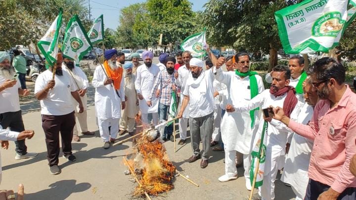 Farmers enraged over Punjab government's action, burnt effigies of CM Mann and the central government