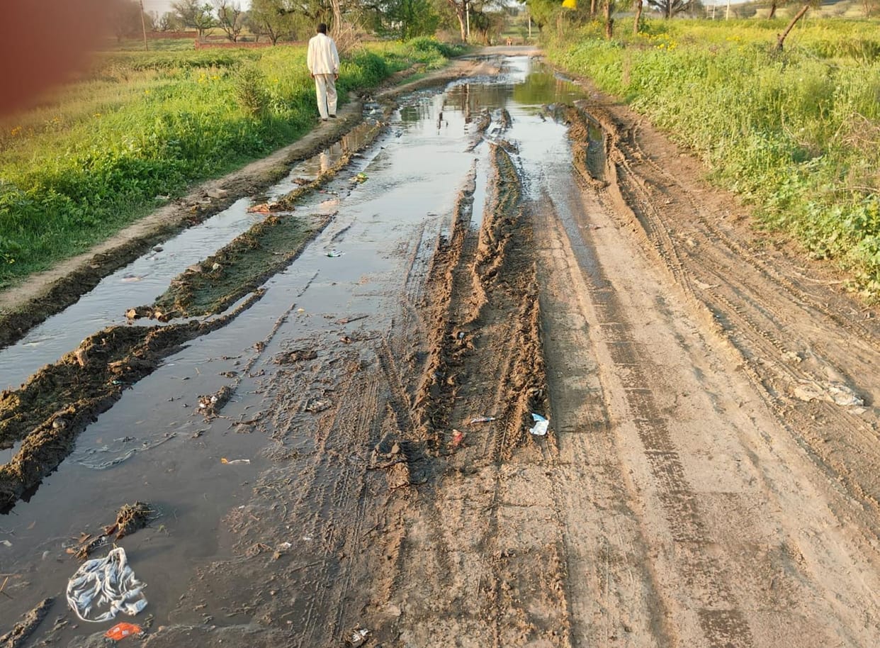 The drain built to drain the contaminated water broke down, waterlogging on the road